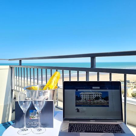 Club Hotel Riccione Bagian luar foto