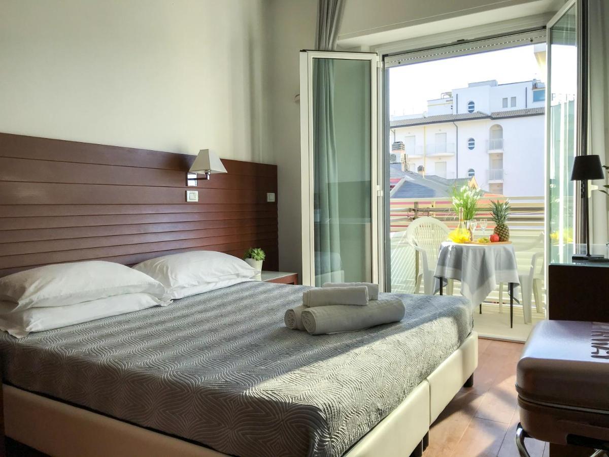 Club Hotel Riccione Bagian luar foto