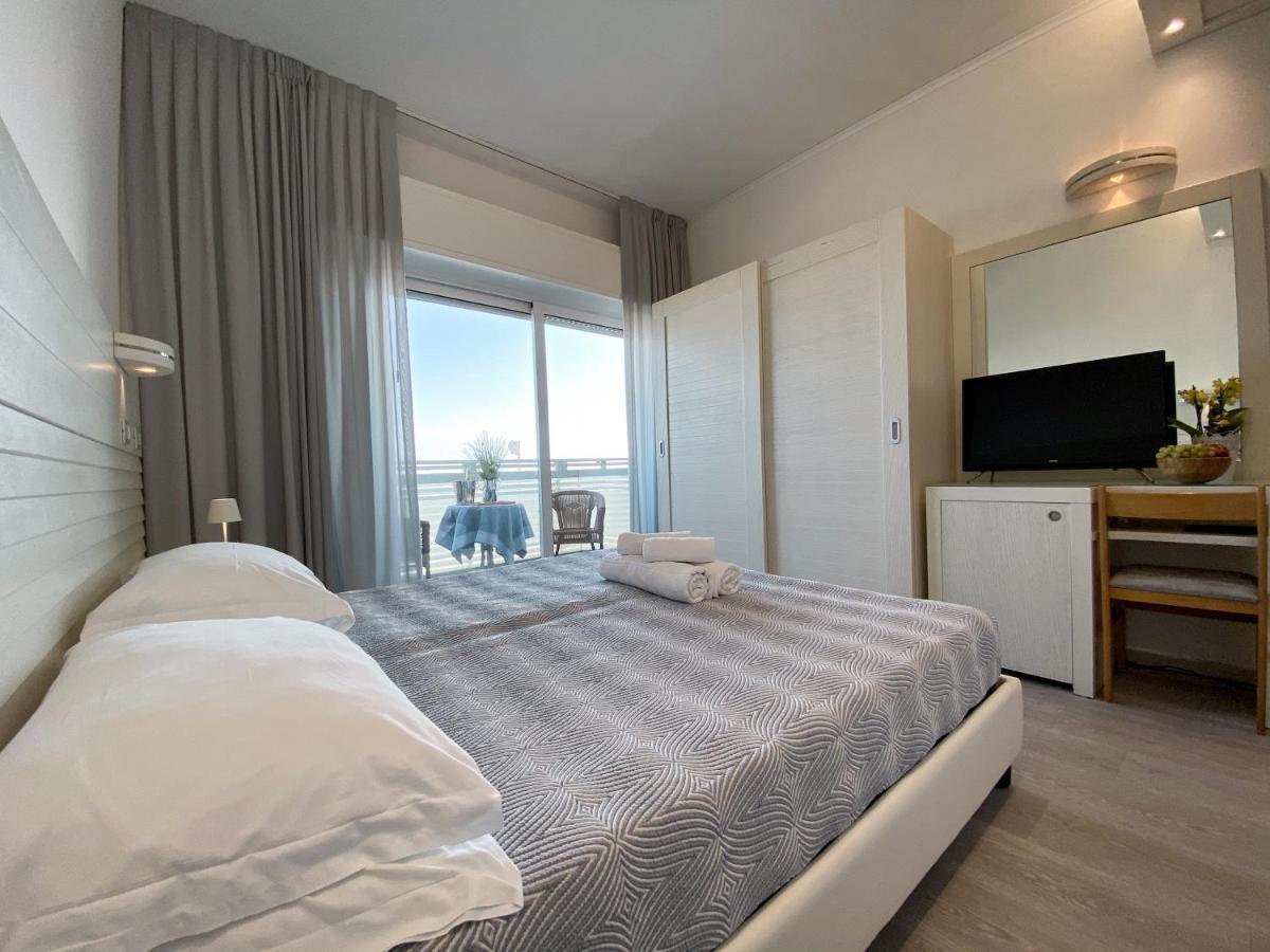 Club Hotel Riccione Bagian luar foto