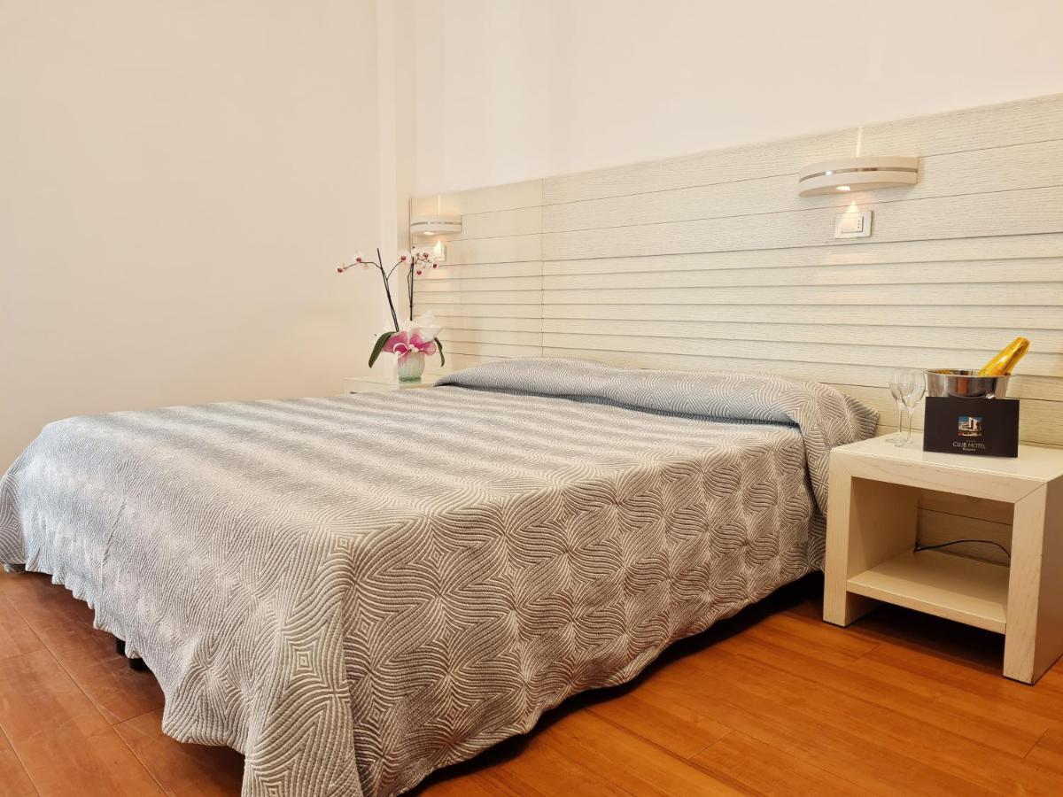 Club Hotel Riccione Bagian luar foto