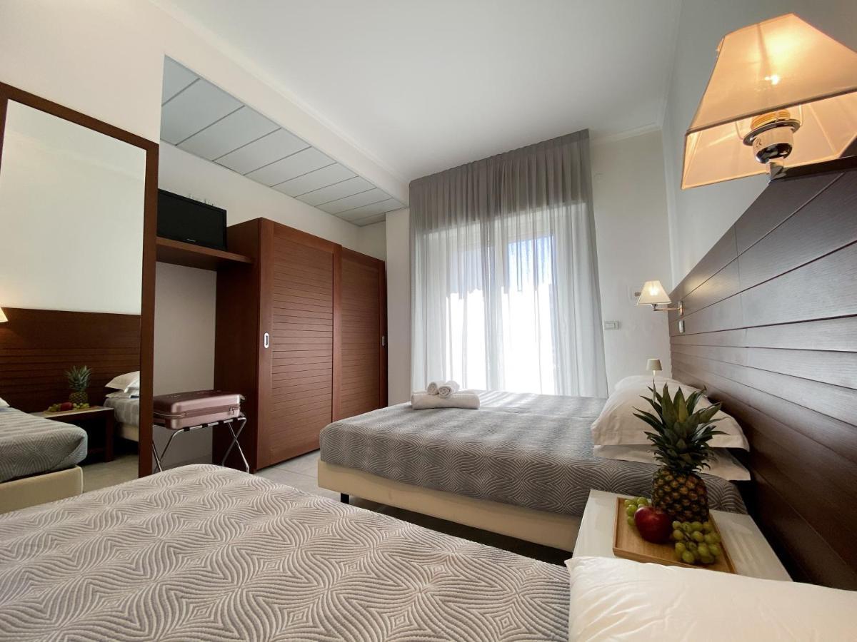 Club Hotel Riccione Bagian luar foto