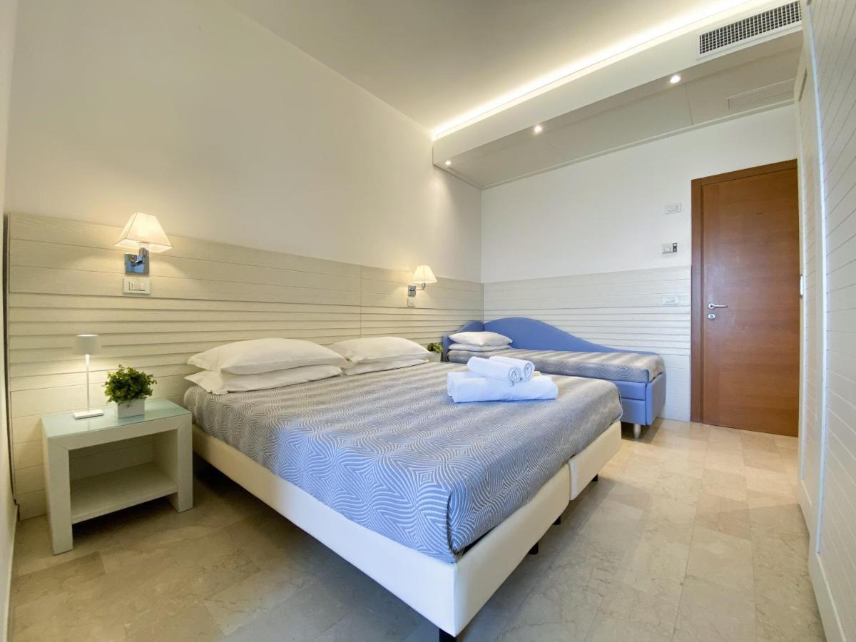 Club Hotel Riccione Bagian luar foto