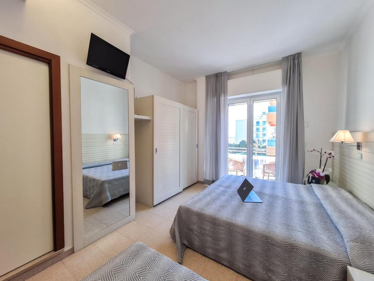 Club Hotel Riccione Bagian luar foto
