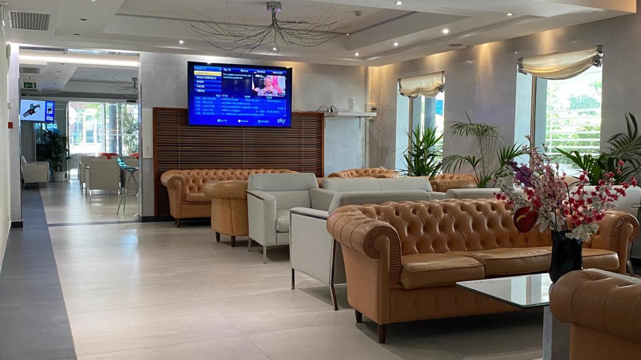Club Hotel Riccione Bagian luar foto