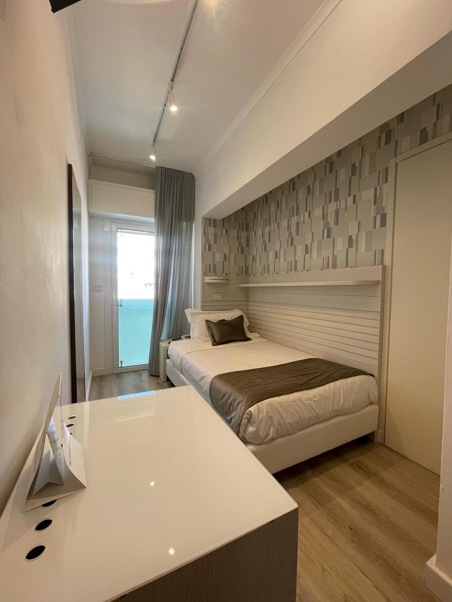 Club Hotel Riccione Bagian luar foto