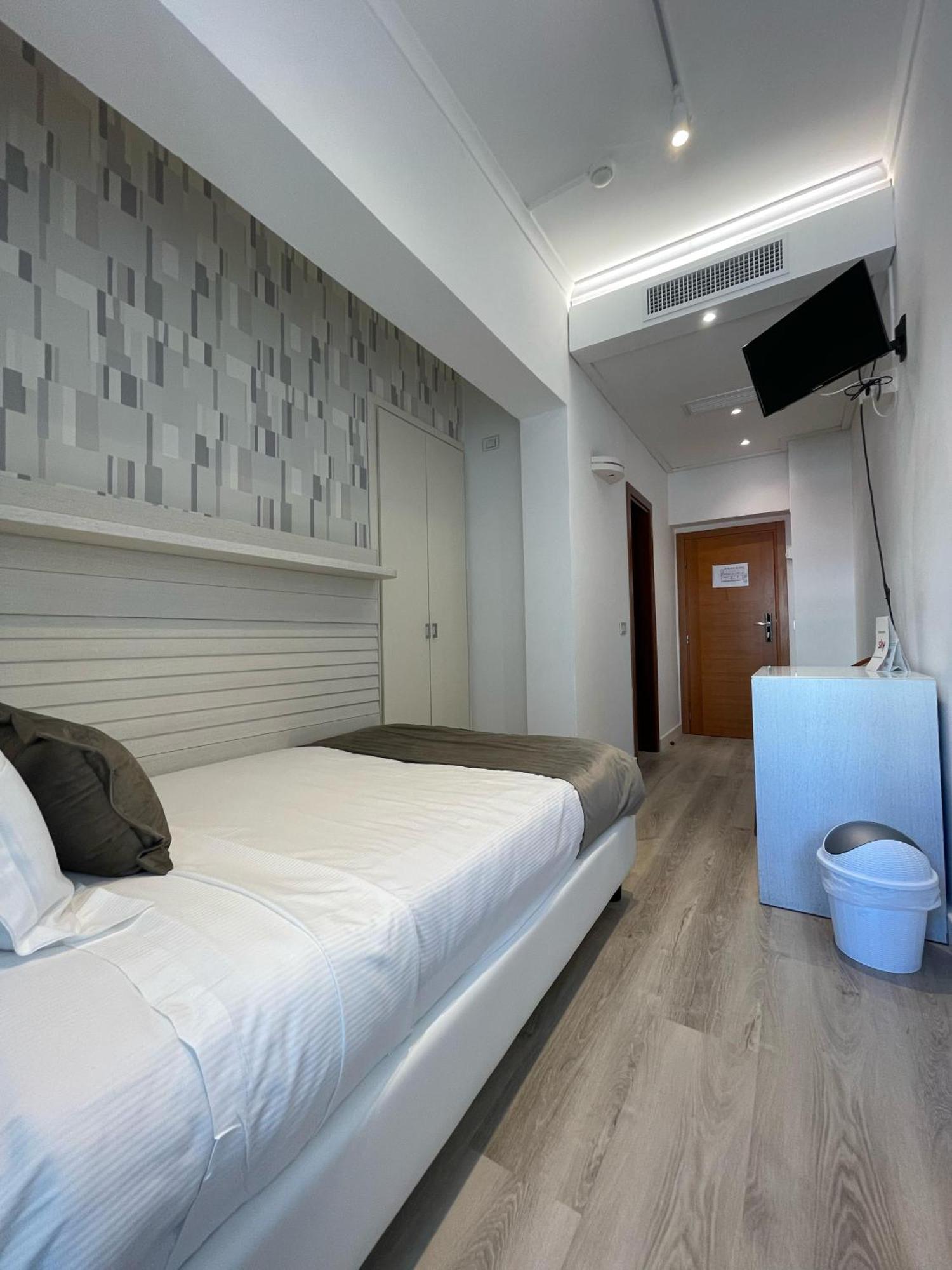 Club Hotel Riccione Bagian luar foto