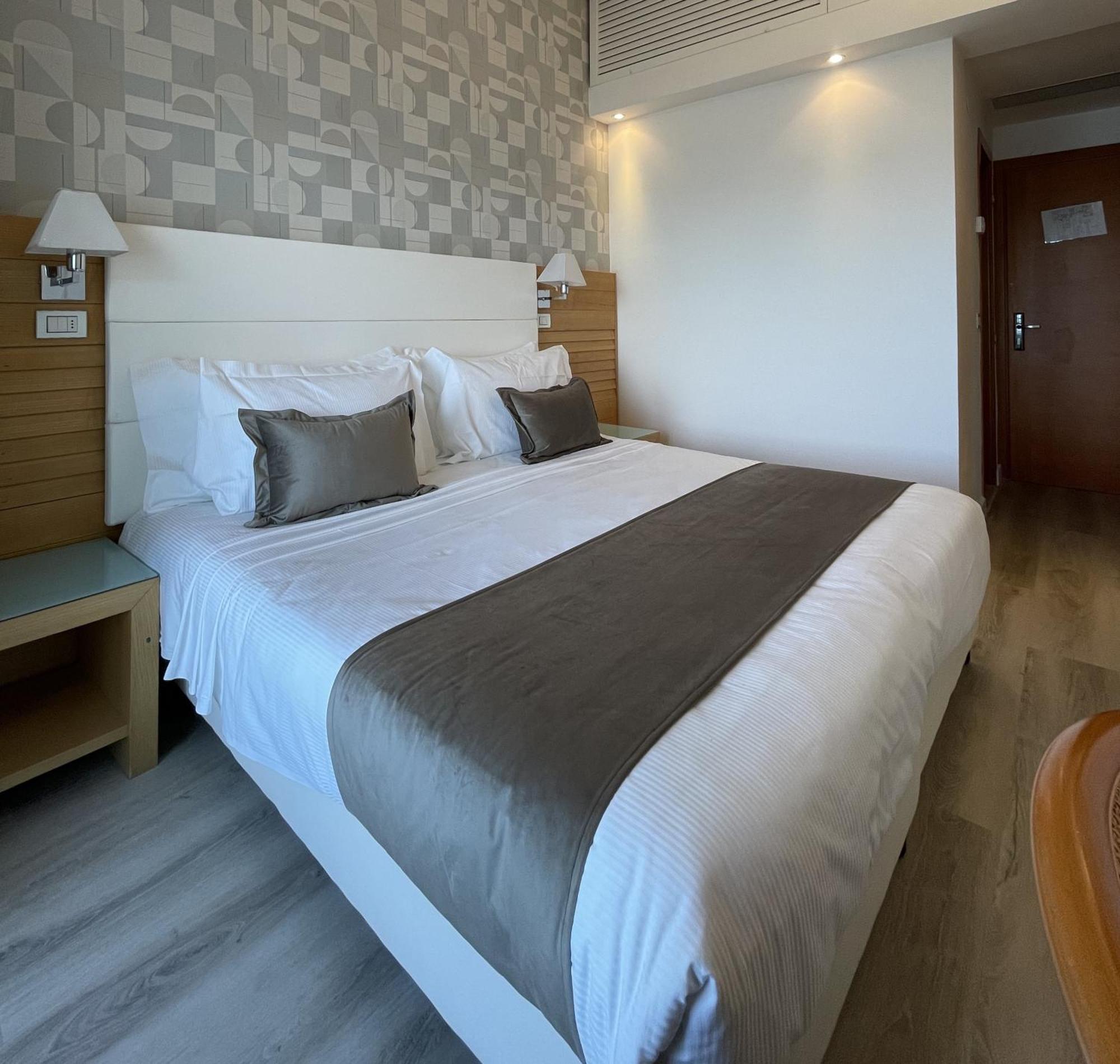 Club Hotel Riccione Bagian luar foto